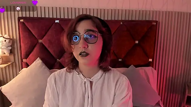 Kiri Velvet online show from April 18, 2026, 9:15 pm