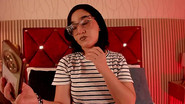 Snapshot of Kiri_Velvet chatting on June 4, 2026, 7:42 pm Kiri Velvet online show from June 4, 2026, 7:42 pm