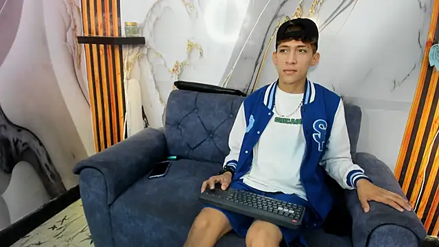 Alex LatinBoy18 online show from November 25, 2025, 8:31 pm