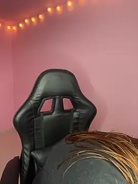 Davne  online show from December 4, 2025, 9:12 pm