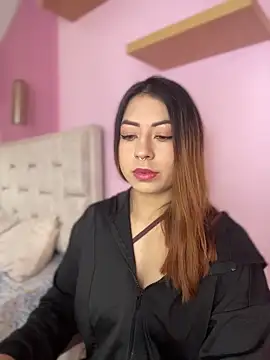 MaddieHunter online show from November 26, 2025, 1:23 pm