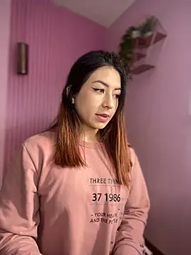 MaddieHunter online show from November 28, 2025, 1:14 pm