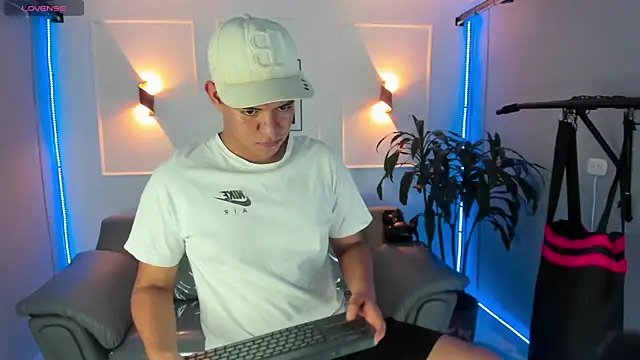 Paul 27  online show from November 30, 2025, 2:04 am