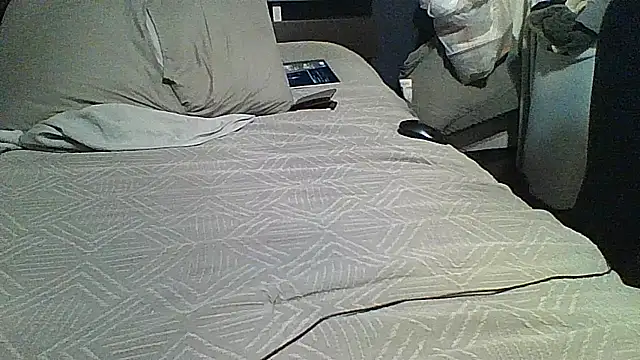 xxxenzo1 online show from September 9, 2025, 4:23 am