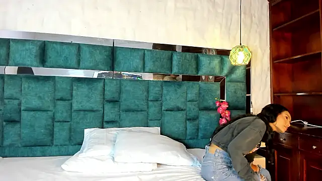  bonnyandclyde online show from February 2, 2026, 1:10 pm