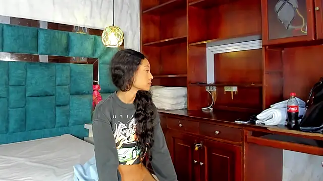  bonnyandclyde online show from April 7, 2026, 12:38 pm