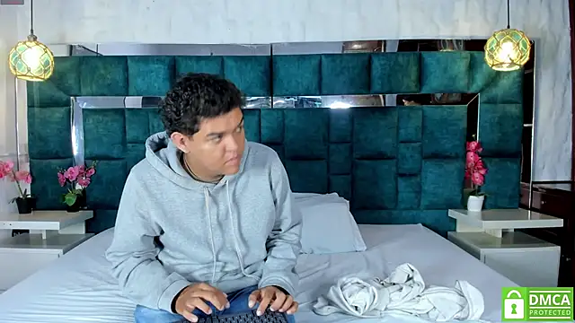  bonnyandclyde online show from April 19, 2026, 1:43 pm