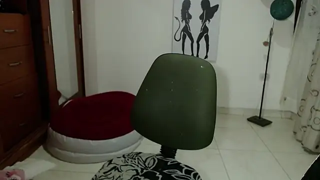 vivian-milf online show from March 20, 2026, 11:31 pm