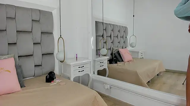 gaby smit   online show from December 15, 2025, 11:58 am