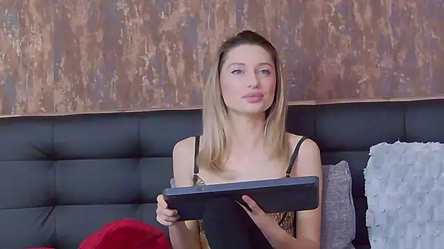 SilviaPastori online show from February 3, 2026, 6:00 am