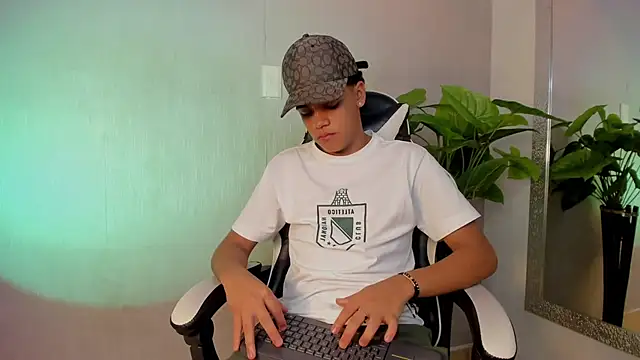 Isaac Collins  online show from December 4, 2025, 8:28 pm