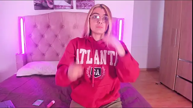 luciana pink0 online show from November 28, 2025, 7:27 pm