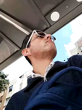 Fuegosutil online show from December 1, 2025, 5:51 pm