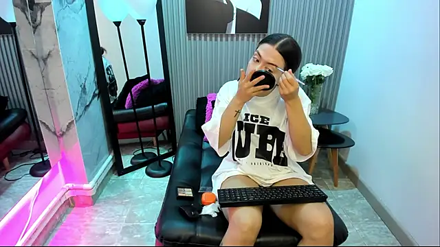 Violettacamss 69 online show from November 27, 2025, 4:42 pm