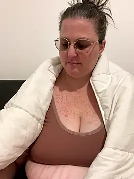 bea french curvy online show from January 13, 2026, 7:41 pm