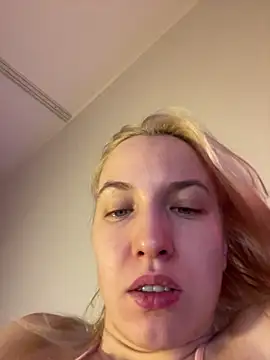 Snapshot of AmyAtlass chatting on December 19, 2025, 8:10 am AmyAtlass online show from December 19, 2025, 8:10 am