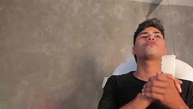 Simon Pernia online show from November 28, 2025, 6:54 pm