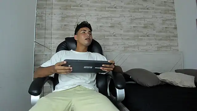 Simon Pernia online show from December 1, 2025, 6:57 pm