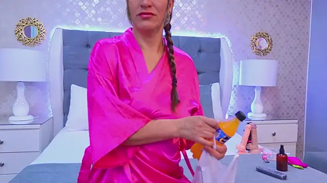 Snapshot of KeylaTompson chatting on December 2, 2025, 7:20 pm KeylaTompson online show from December 2, 2025, 7:20 pm