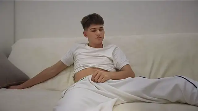 Snapshot of reeves_bae chatting on November 27, 2025, 1:29 am reeves bae online show from November 27, 2025, 1:29 am