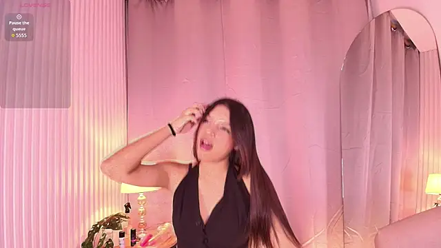 serena woodsen  online show from November 30, 2025, 12:09 pm