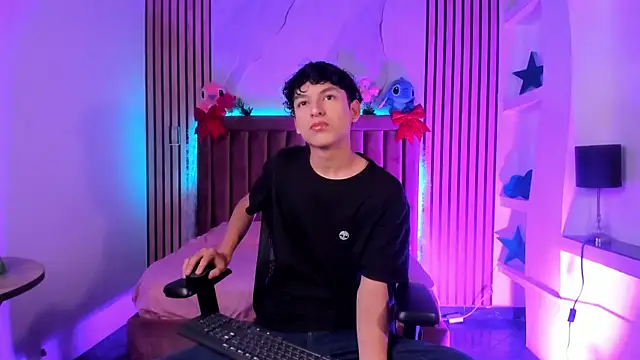 SthepanodiMonaco online show from December 15, 2025, 7:40 pm