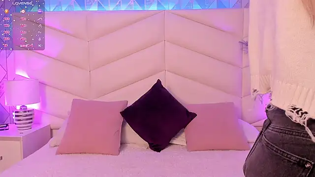 Lizzi Hotman  online show from April 7, 2026, 8:42 pm