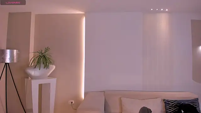 LisaFlowers  online show from December 18, 2025, 10:32 am