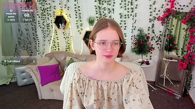 Mia Mooore online show from December 18, 2025, 2:01 pm