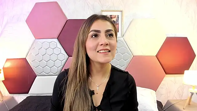 AriaRous online show from April 21, 2026, 4:01 pm