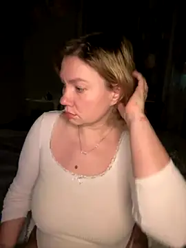 Lola kiss me online show from December 1, 2025, 9:20 pm