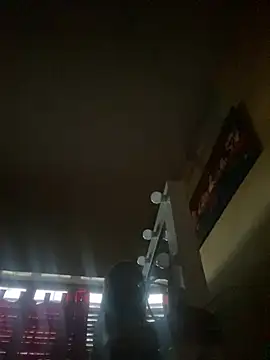 Lindalatina2001 online show from April 18, 2026, 8:42 pm