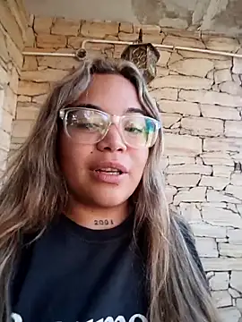 Lindalatina2001 online show from April 23, 2026, 7:27 pm