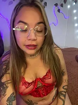 Lindalatina2001 online show from April 28, 2026, 2:27 am