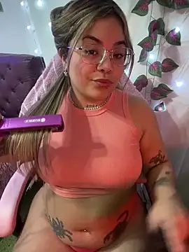 Snapshot of Lindalatina2001 chatting on June 1, 2026, 1:40 am Lindalatina2001 online show from June 1, 2026, 1:40 am