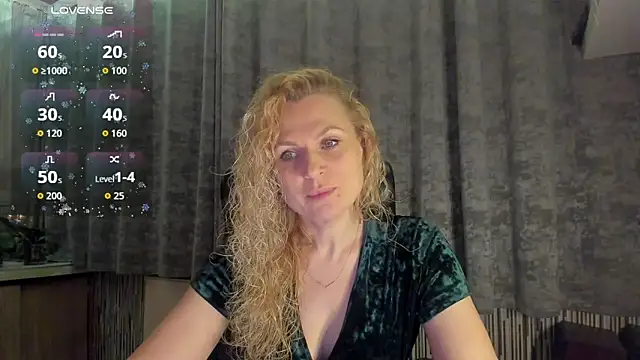 Snapshot of LanaLight_x chatting on April 1, 2026, 9:23 pm LanaLight x online show from April 1, 2026, 9:23 pm