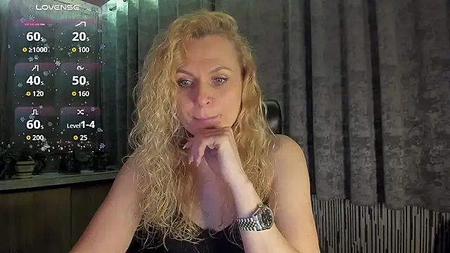 Snapshot of LanaLight_x chatting on April 6, 2026, 8:43 pm LanaLight x online show from April 6, 2026, 8:43 pm