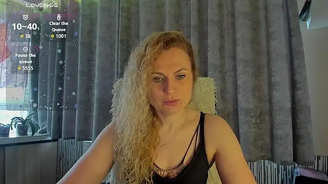 Snapshot of LanaLight_x chatting on May 18, 2026, 4:57 pm LanaLight x online show from May 18, 2026, 4:57 pm