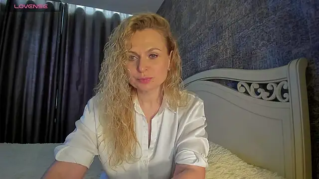 Snapshot of LanaLight_x chatting on June 11, 2026, 2:15 pm LanaLight x online show from June 11, 2026, 2:15 pm
