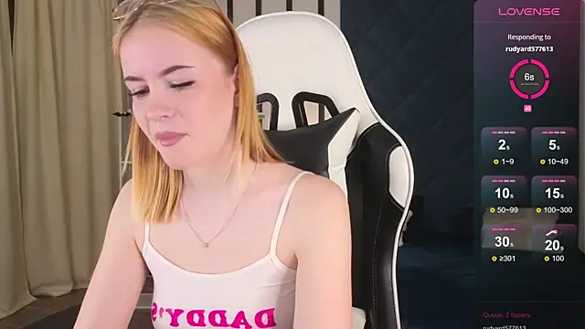 Snapshot of shinyluna1 chatting on December 2, 2025, 10:20 am shinyluna1 online show from December 2, 2025, 10:20 am