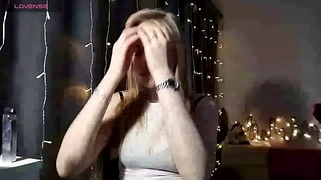 LunaPeony online show from December 19, 2025, 5:47 am