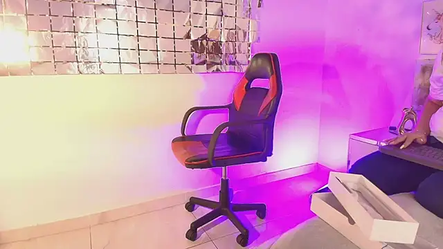 ElenaLauren online show from July 21, 2026, 2:52 pm