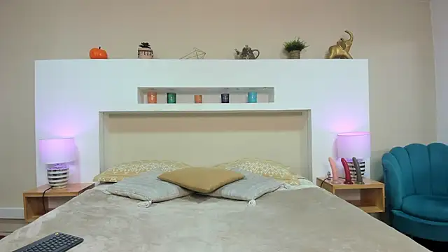 AnikaRomanoff  online show from December 3, 2025, 12:47 pm