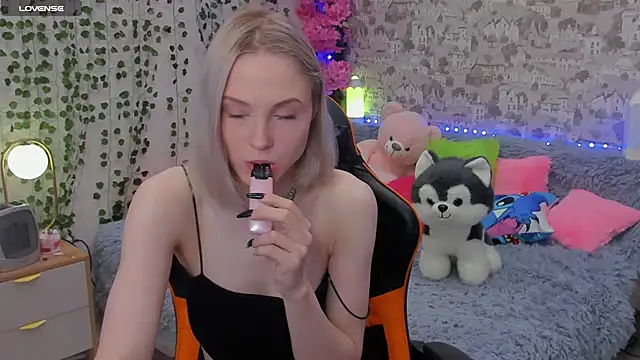 Snapshot of Gina_Gina_love chatting on June 10, 2026, 2:23 am Gina Gina love online show from June 10, 2026, 2:23 am
