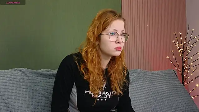 Sofie Burn online show from December 15, 2025, 4:17 am