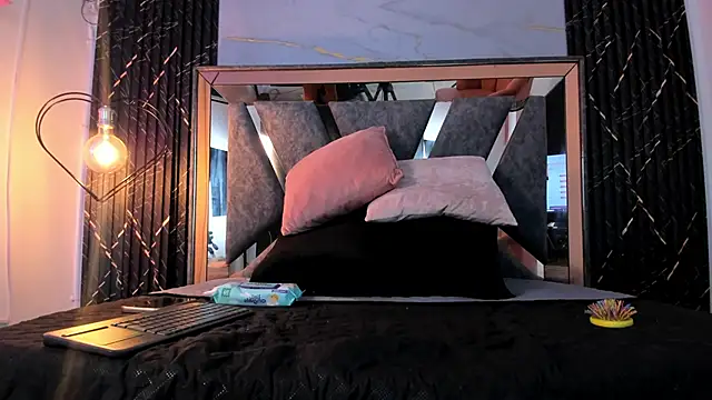 Hotty redd online show from December 3, 2025, 7:45 pm