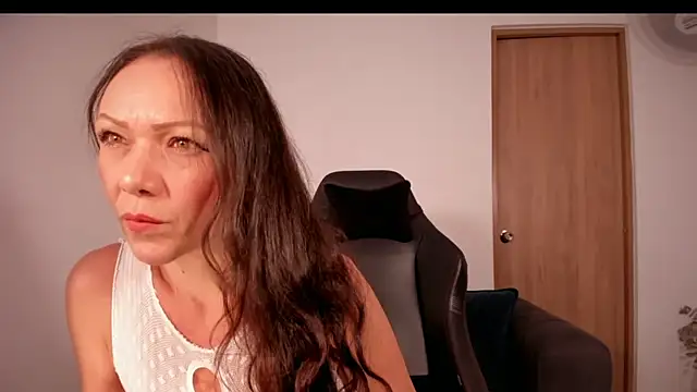 Snapshot of Cleoember_ chatting on December 18, 2025, 11:55 pm Cleoember online show from December 18, 2025, 11:55 pm