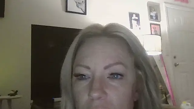 Snapshot of sinfulsara chatting on December 4, 2025, 10:35 am sinfulsara online show from December 4, 2025, 10:35 am