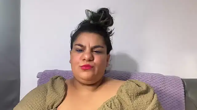Snapshot of YoungCurvyLeah chatting on August 1, 2026, 2:11 am YoungCurvyLeah online show from August 1, 2026, 2:11 am