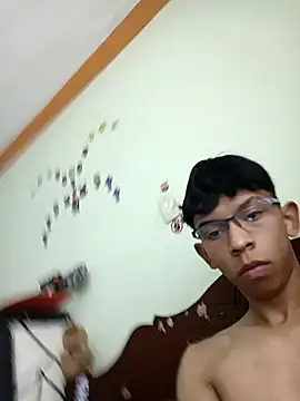 Snapshot of Reyanteti1 chatting on December 3, 2025, 3:32 pm Reyanteti1 online show from December 3, 2025, 3:32 pm